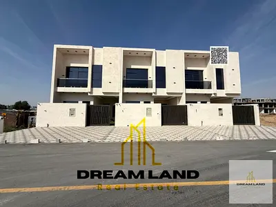 يشمل السعر رسوم التسجيل. منزل تاون هاوس رائع، يتكون من 4 غرف نوم رئيسية مع خزائن ملابس مدمجة وسطح في منطقة راقية.