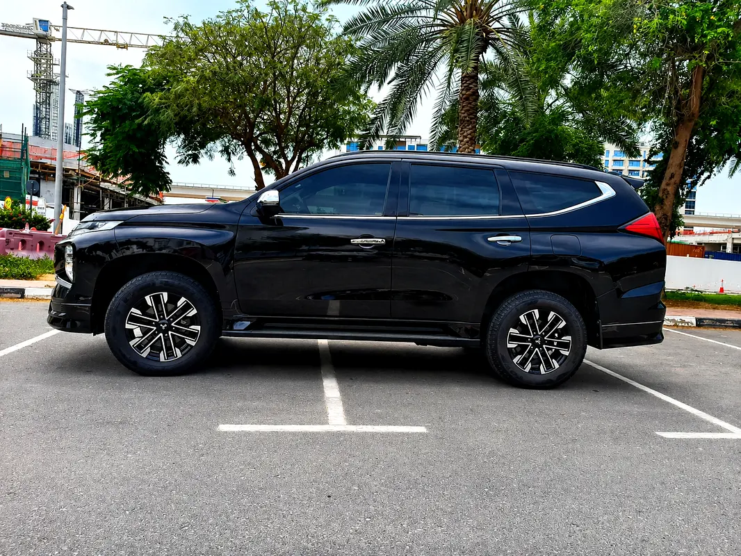 Mitsubishi Montero Sport 2023 — photo 1 of 11