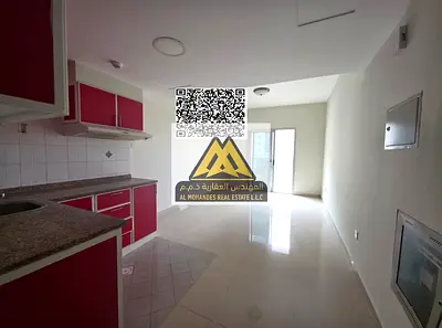 استوديو للإيجار السنوي في الحميدية عجمان، يتميز بمساحة كبيرة وبلكونة بإطلالة مفتوحة، مع تكييف مركزي وموقف سيارات مجاني أسفل البناية، في موقع هادئ وقري