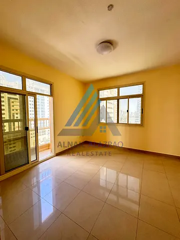 شقة عائلية واسعة للإيجار السنوي بتصميم أنيق وموقع مميز في منطقة الخان، توفر لك أسلوب حياة مريح يجمع بين الرحابة والعملية. تتكون الشقة من غرفتي نوم بتو