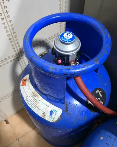 UsedLPG Gas Cylinder with Regulator( empty cylinder fr sale)Used stove along with good min price