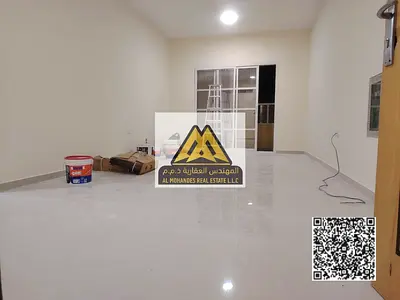 تقع الشقة في الروضة 2 بموقع مميز قريب من جميع الخدمات الأساسية مثل الأسواق والمدارس ووسائل النقل مما يوفر سهولة في المعيشة والتنقل