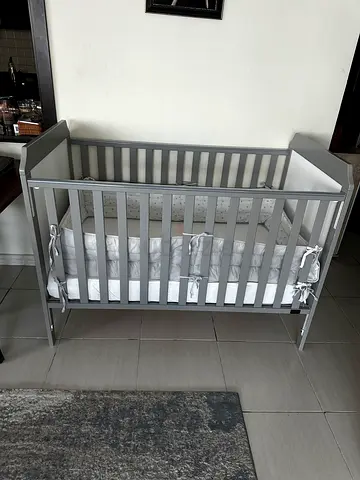 Giggles baby crib