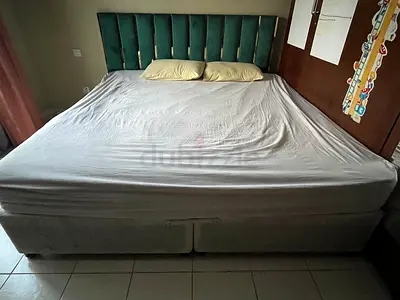 King Silent Night Bed with Silent Night Mattress (200x200) and Green Velvet Headboard