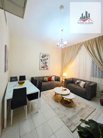 شقة فاخرة في منطقة القاسمية بالشارقة، غرفتا نوم، صالة، وأثاث فاخر للغاية، سكن من الدرجة الأولى. السعر 6000 شامل الإنترنت وموقف السيارات. موقع مميز بال