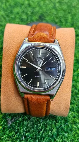 Vintage Seiko 5 Automatic 21-Jewels Japan made Mens watch (Used)
NO BOX NO PAPER