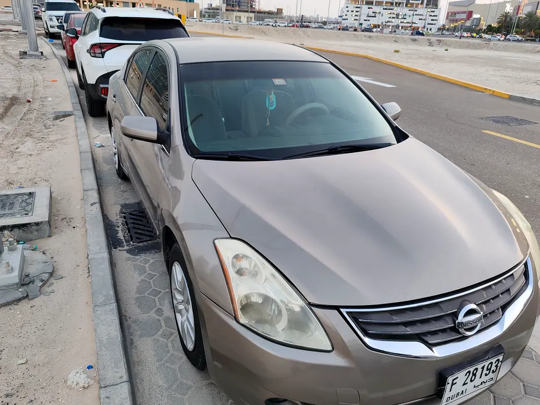 Nissan Altima 2011 — photo 1 of 14