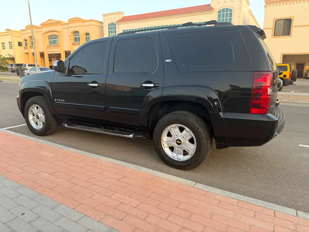 Chevrolet Tahoe 2008 — photo 1 of 17