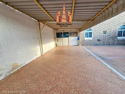 5 Bed room Hall Majlis Maids room Parking yard on the road big Villa for commercial.