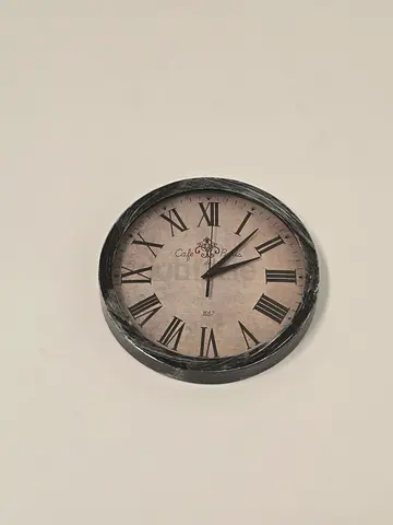 Vintage-style Wall Clock with Roman Numerals (Round)