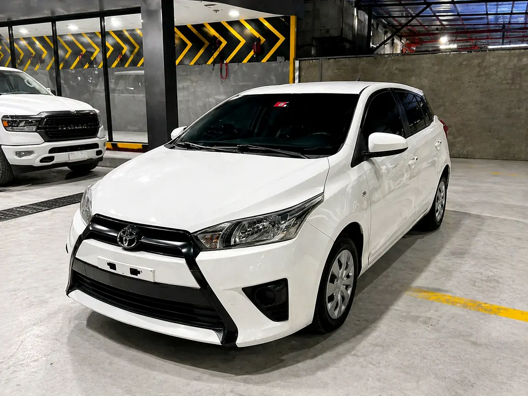 Toyota Yaris 2017 — photo 1 of 8