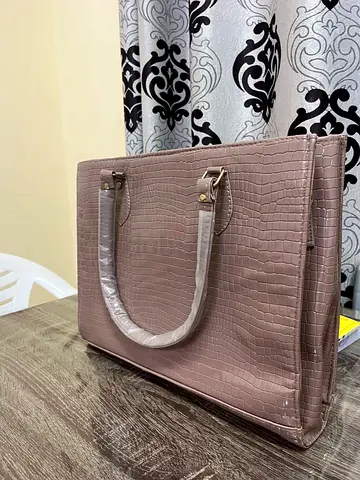 BRAND NEW LADIES DESIGNER BAG FOR AN AMAZING DEAL