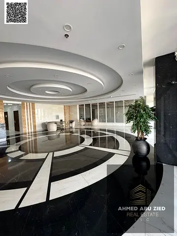 Luxury second-tenant apartment with 2 bedrooms, very spacious living room, fully equipped kitchen, 2 bathrooms, balcony, and free parking. Close to se