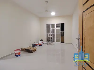 A room and a living room for rent with a spacious area.