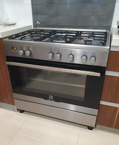Electrolux 90cm Stainless Steel Gas Range with Oven Electric - Good Condition