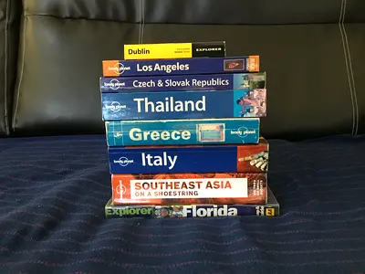 8 LONELY PLANET TRAVEL GUIDES