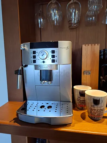 Coffee machine and coffee grinder