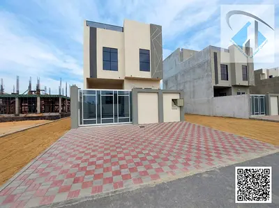 فرصة ذهبية لامتلاك فيلا من طابقين مع فناء واسع بسعر مغرٍ. أربع غرف نوم، تصميم فخم، تشطيبات فاخرة، موقع متميز.