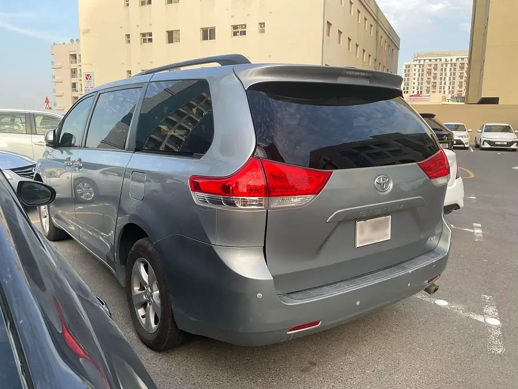 Toyota Sienna 2013 — photo 1 of 7