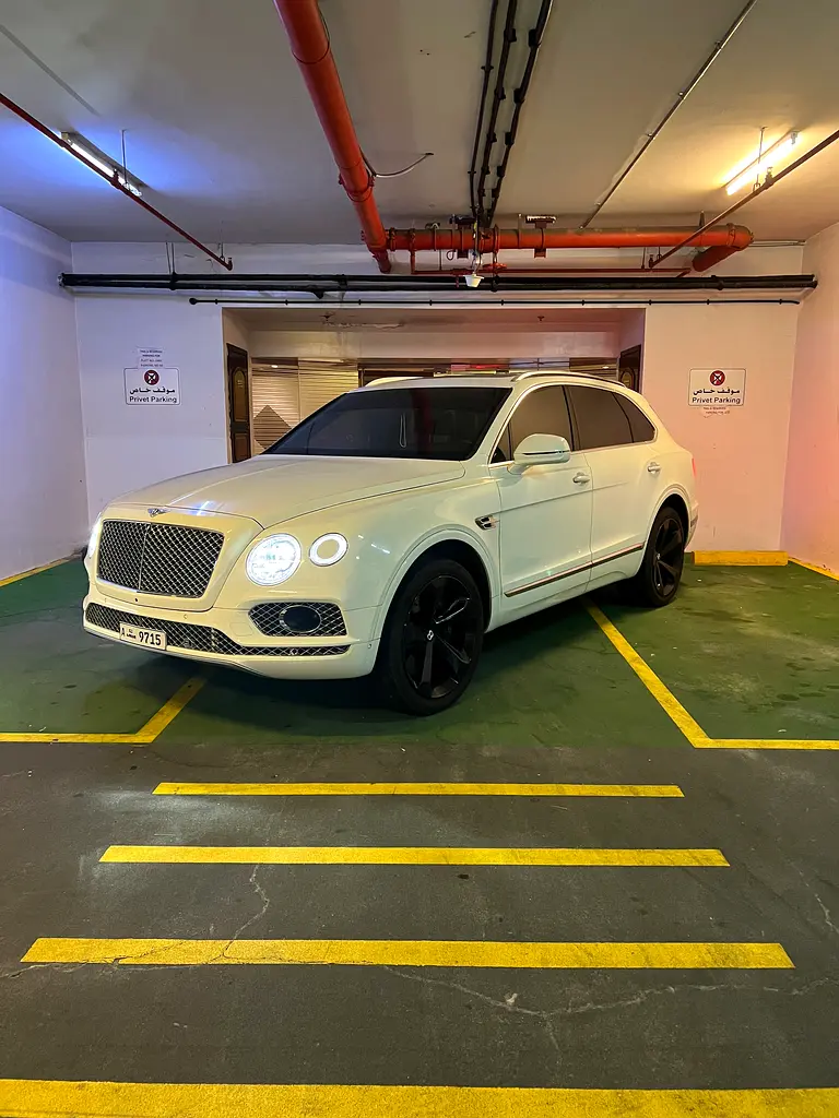Bentley Bentayga 2018 — photo 1 of 6