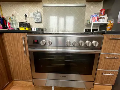 Bosch 5 burner gas and electric oven Model: HSB738357M. Excellent condition
