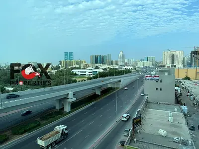 غرفتين وصالة في النعيمية 3 أبراج سيتي تاور بجوار السفير مول، مطبخ مغلق وإطلالة مفتوحة، موقع مميز قريب من الخدمات.