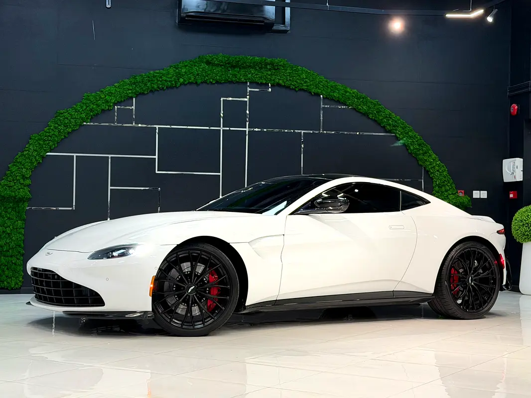 Aston Martin Vantage 2022 — photo 1 of 19