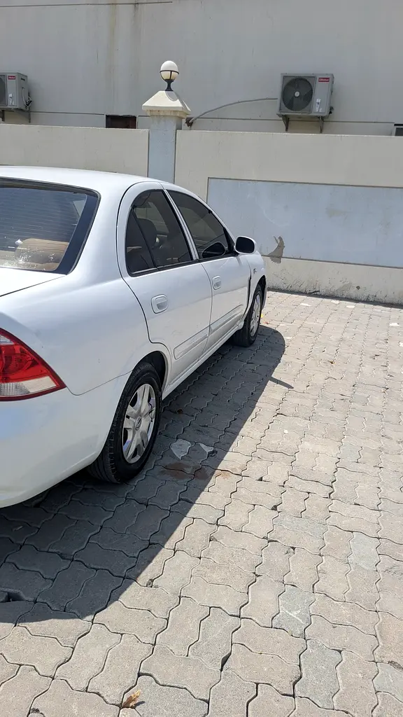 Nissan Sunny 2012 — photo 1 of 20