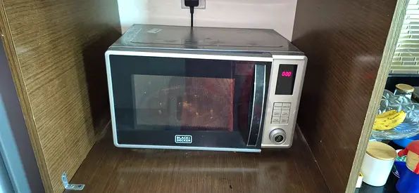 Black+Decker countertop microwave - working, used