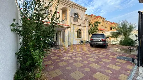 فيلا تصميم موردن مساحة 5000 قربية من المسجد و الشارع الرئيسى بسعر شامل المكييفات والكهربا والمية  قابل لتفاوض
