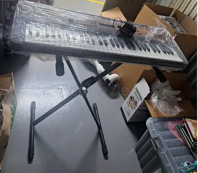 Yamaha 61-Key Electronic Keyboard with Stand and Adapter (Like New)