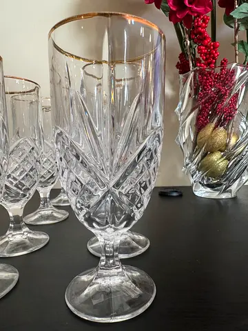 Set of 8 Cut Crystal Wine Glasses with Gold Rim - Excellent Condition