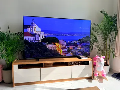 75 Samsung Smart TV in Excellent Condition with tv table