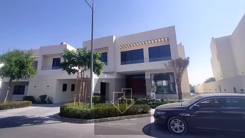 Luxury villa in Al Zorah – Direct view of the golf walkway and lake - Private swimming pool - Private gardens