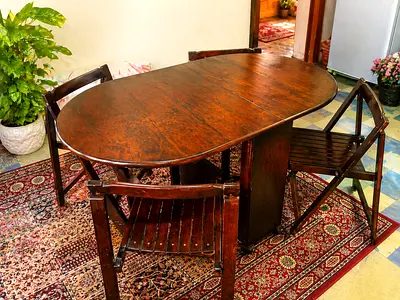 Foldable table with foldable chairs