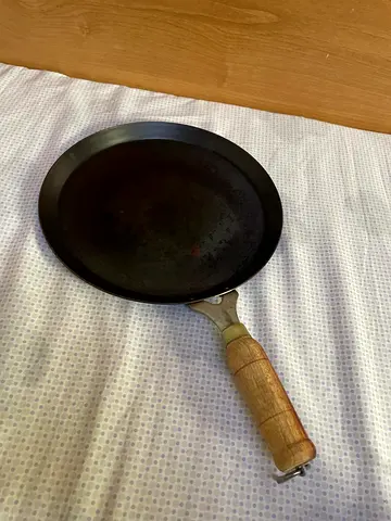 Cast Iron Tawa with Wooden Handle - 24cm