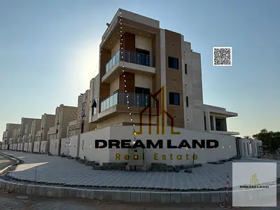 فيلا رائعة، تشمل رسوم التسجيل، تتكون من 5 غرف نوم رئيسية مع خزائن ملابس مدمجة وسطح، معروضة للبيع الآن في منطقة راقية.