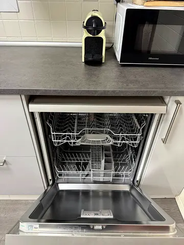 Siemens iQ300 Dishwasher — Sleek, Quiet  Powerful Cleaning — Great Condition