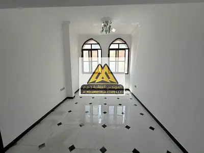 فرصة سكنية ملكية للإيجار السنوي في منطقة الروضة 3 بمدينة عجمان شقة غرفتين وصالة بتشطيبات سوبر ديلوكس في واحدة من أفخم بنايات المنطقة