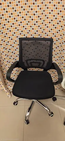 Comfortable Black Mesh Office Chair with Armrests and Wheels