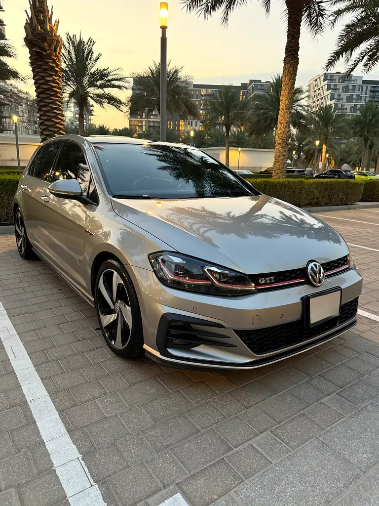 Volkswagen Golf 2019 — photo 1 of 7