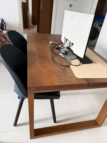 Solid Oak Veneer Dining Table in Good Condition with 4 chairs