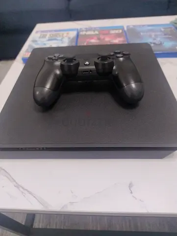PS4 with one controller and three cds