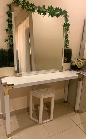 Elegant White Vanity Table with Large Mirror
