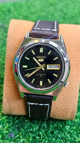 Vintage Seiko 5 Automatic 21-Jewels Japan made Mens watch (Used)
NO BOX NO PAPER