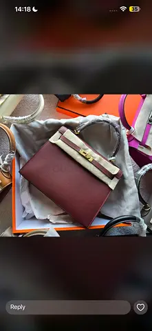 Hermes Kelly Pre-owned structured burgundy leather handbag with gold clasp