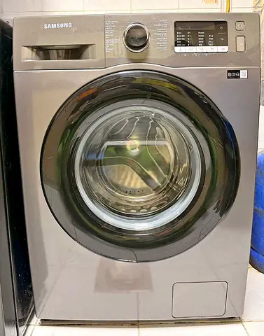 Samsung 8 kg washing machine neat and clean