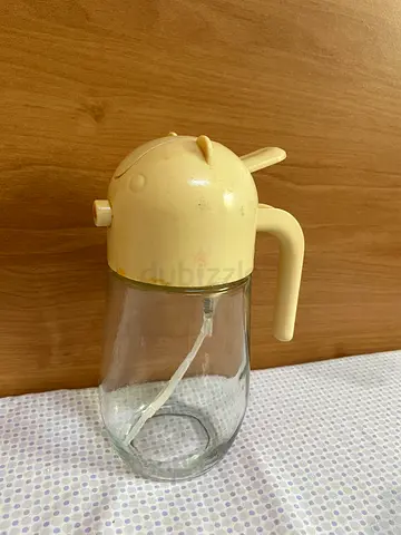 Oil dispenser with sprayer