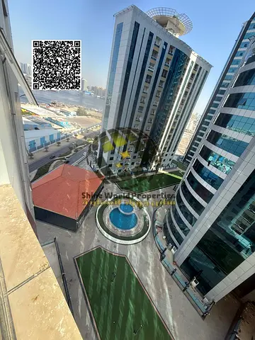 تصميم عملي مع إطلالة مفتوحة ومريحة على المسبح والمساحات الخضراء