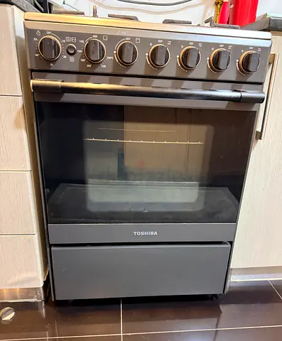 Toshiba Stainless Steel 4-Burner Gas Hob — Excellent Working Condition